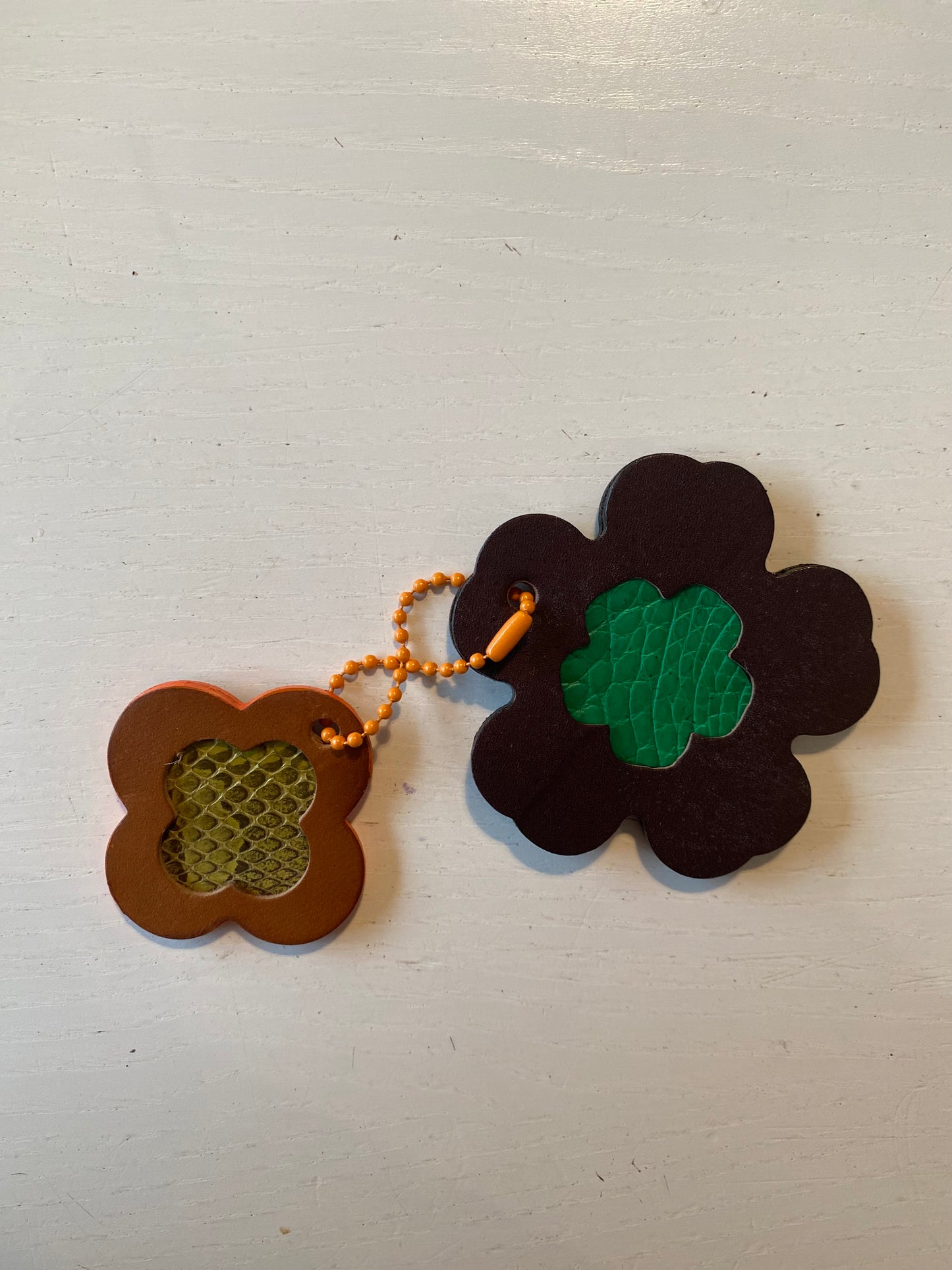 Porte clef en cuir composé de 2 éléments en forme de trèfle et de fleur 