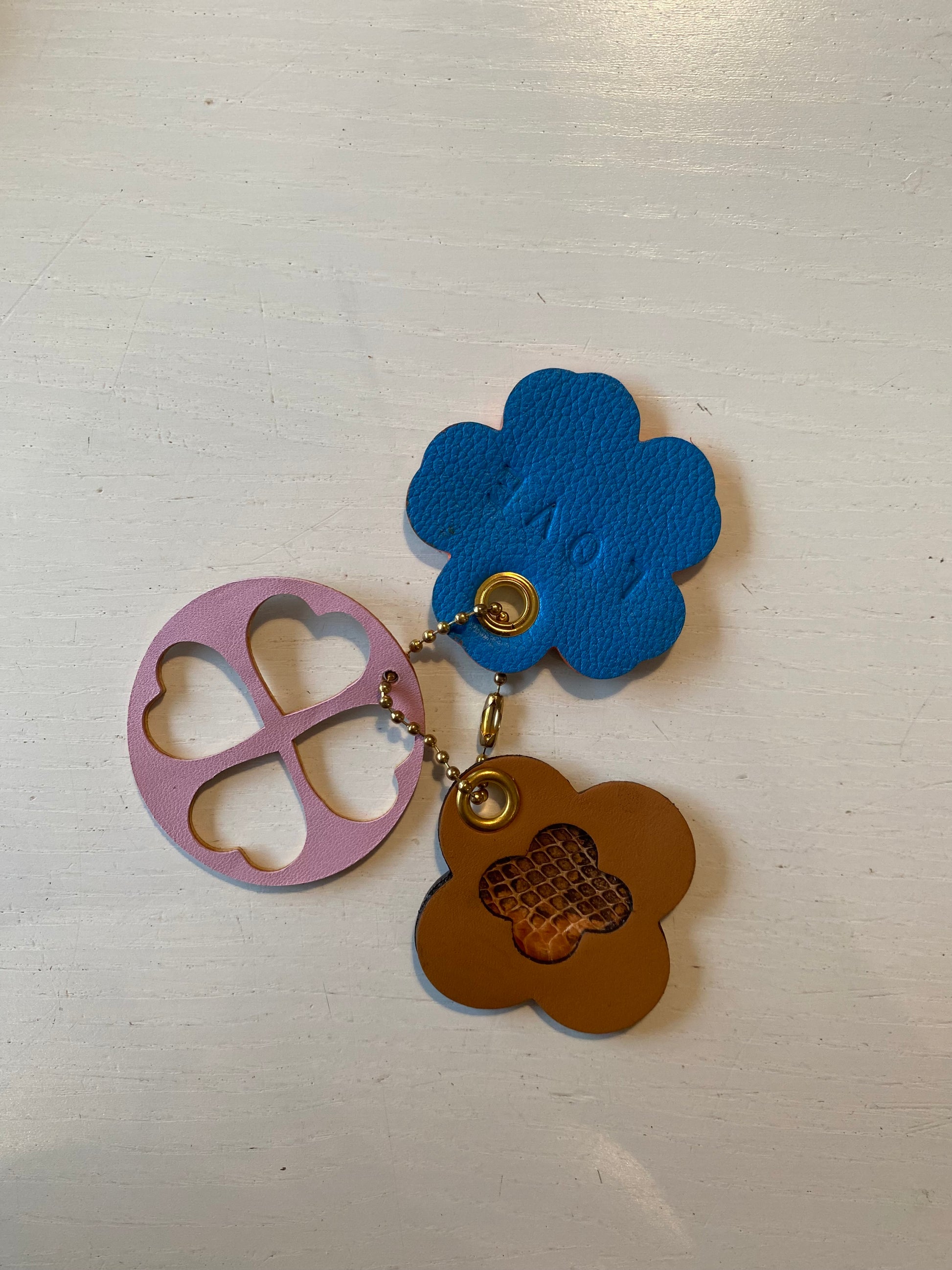 Porte clef composé de 3 éléments de couleurs variées sur fond blanc 