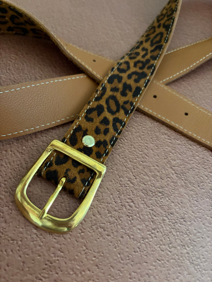 un zoom est fait sur la boucle en laiton de 3,5 cm de la ceinture en cuir fantaisie léopard. 