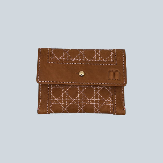 Porte cartes camel et surpiqûres rose pâle motif cannage, sigle M embossé à droite, modèle plié vue de l'avant.