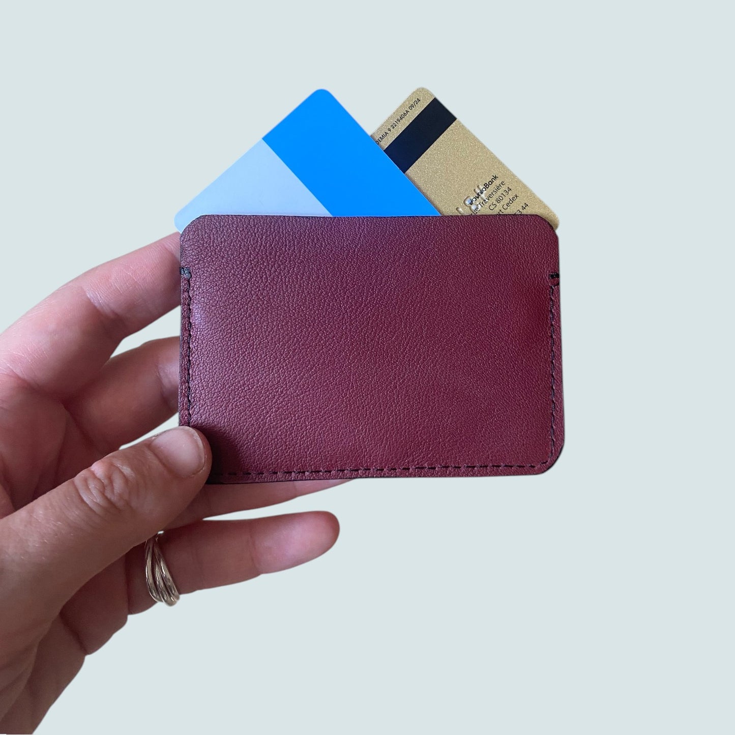 Porte carte compact en cuir bordeau et noir a deux compartiments 