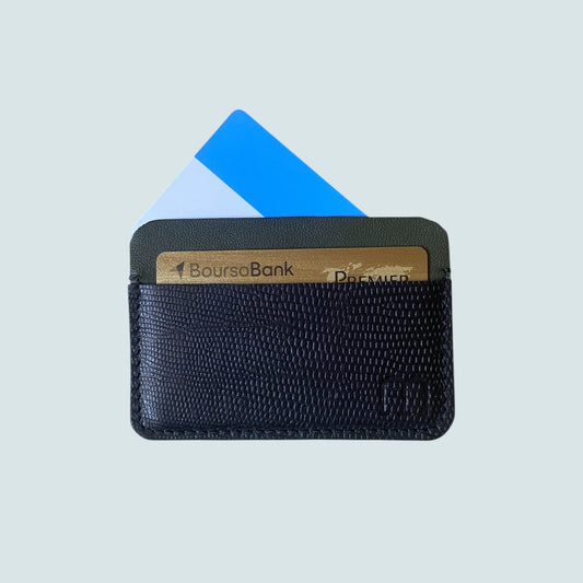 Porte carte compact en cuir noir et vert sapin a 3 compartiments.on voit 2 cartes banquaires qui depassent 