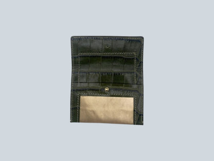 Porte cartes déplié doré et vert kaki motif croco avec un bouton doré au centre.