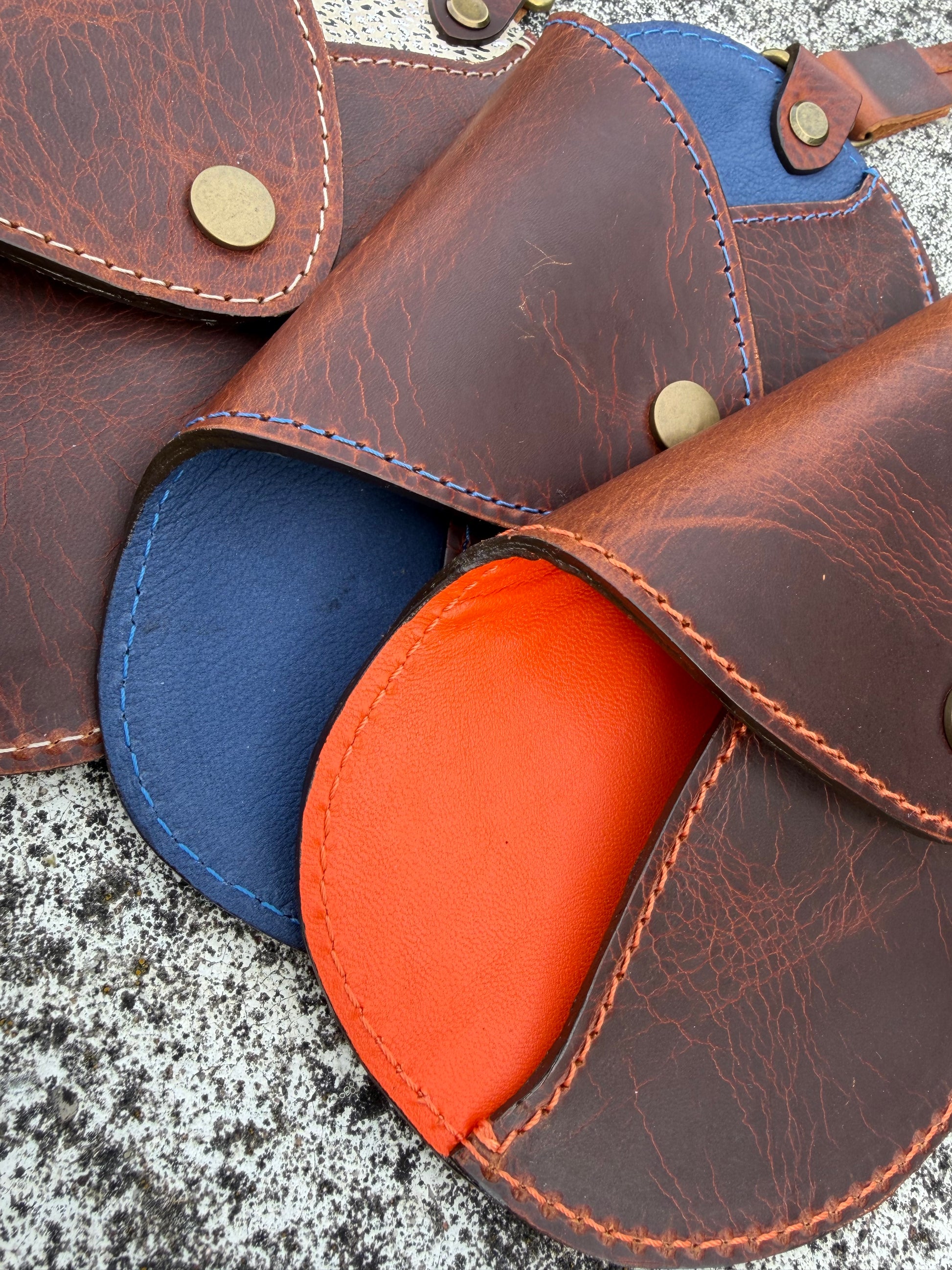 photo du détail de la couture en couleur des étuis à lunettes en cuir AX