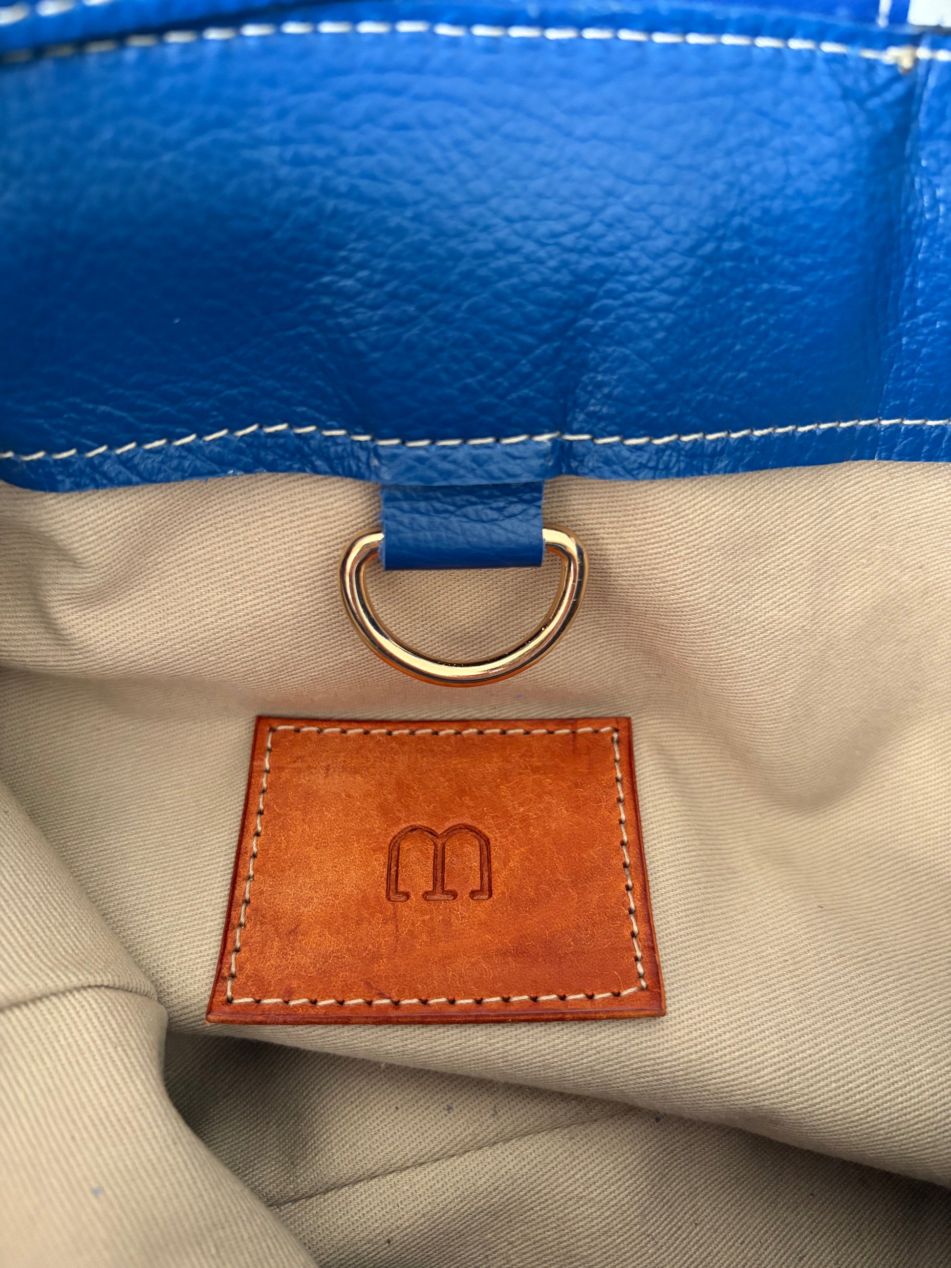 photo du détail de la couture de l'étiquette en cuir sur la doublure du sac