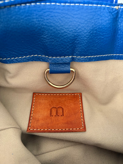 photo du détail de la couture de l'étiquette en cuir sur la doublure du sac