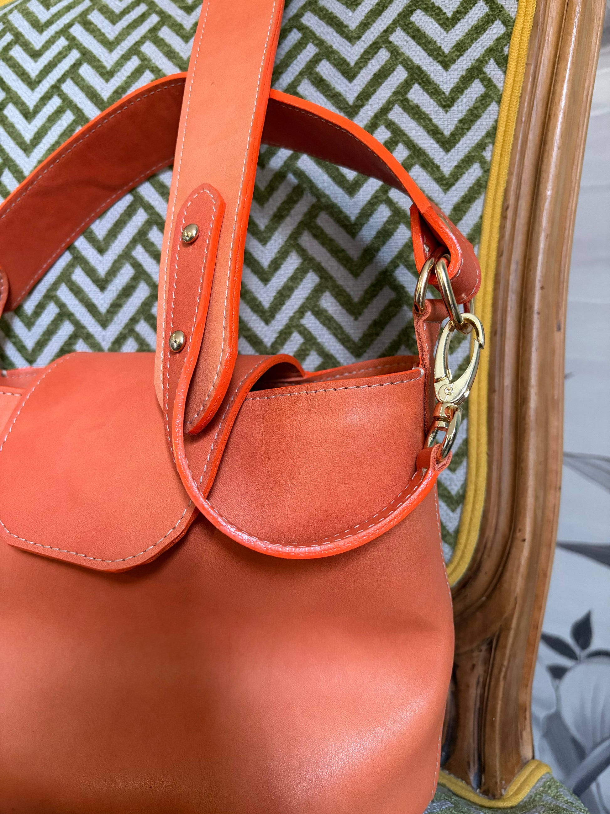 photo du détail de la bijouterie de sac dorée du sac seau Garance en cuir orange au tannage végétal 