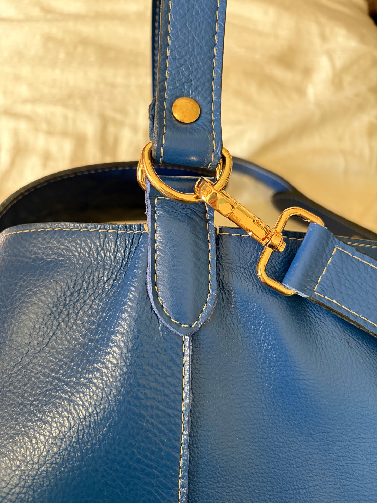 photo du détail de la couture du support de anse et de la bijouterie dorée du sac