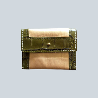 Porte cartes doré et croco vert kaki avec le sigle M embossé à droite.