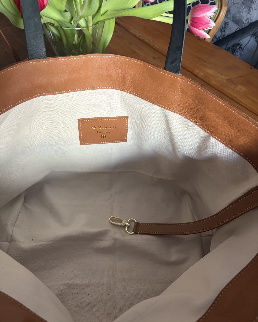 détail de la doublure du sac cabas Albane  avec l'étiquette AS maison M et la sangle avec mousqueton doré 