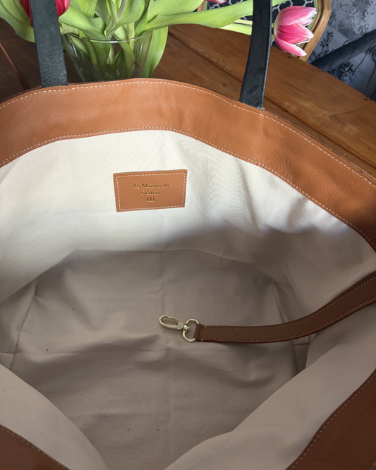détail de la doublure du sac cabas Albane  avec l'étiquette AS maison M et la sangle avec mousqueton doré 