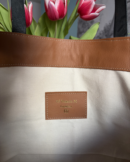 détail de l'étiquette AS maison M cousue sur la doublure en coton sergé du sac cabas Albane