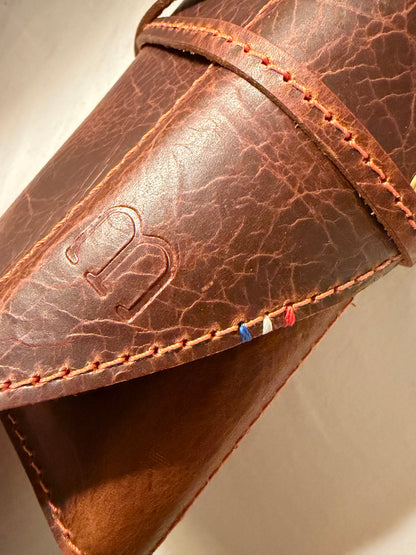 détail des coutures en couleur de l'étui à montres en cuir WAX marron
