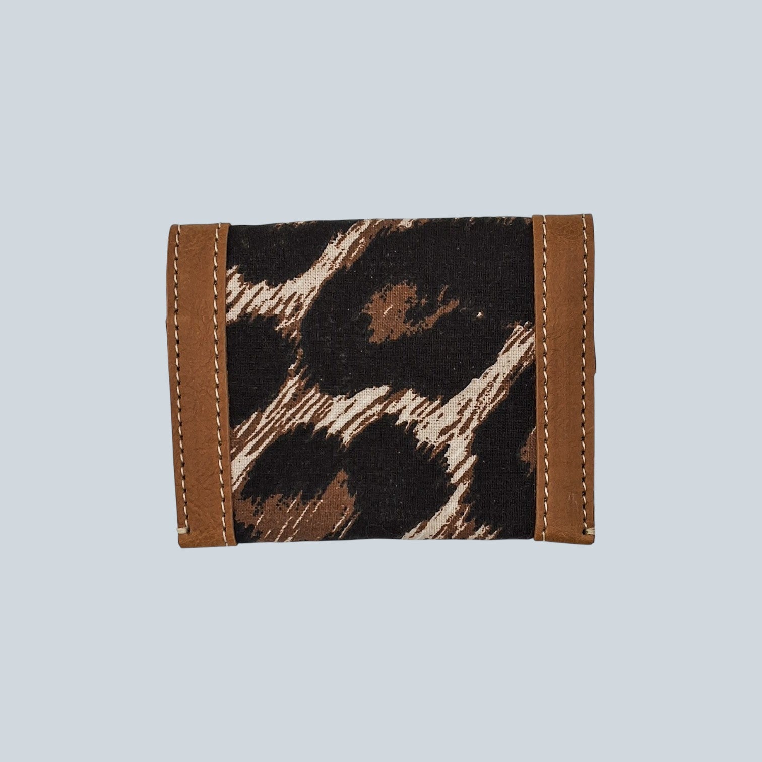 Porte cartes camel et motif léopard noir vue de l'arrière