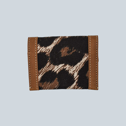 Porte cartes camel et motif léopard noir vue de l'arrière