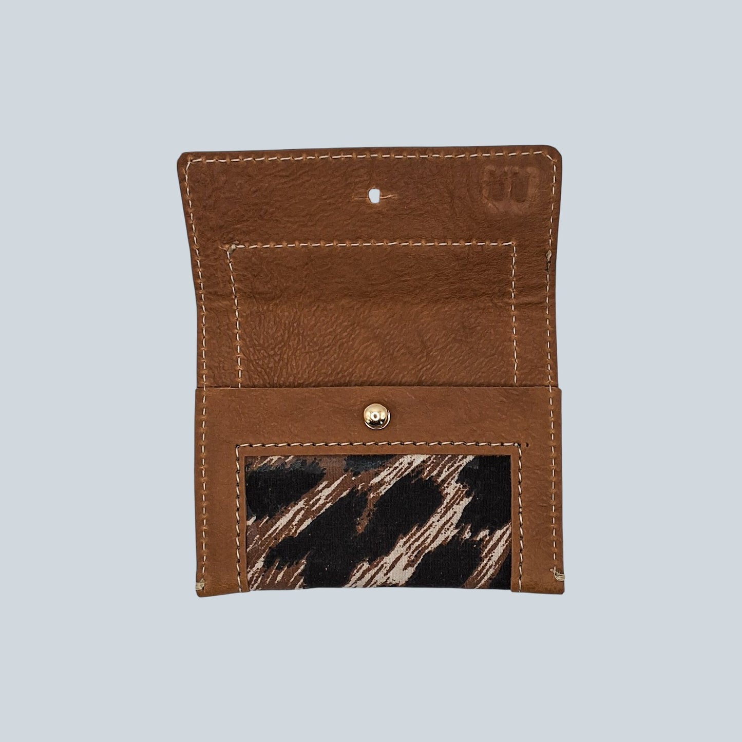 Porte cartes camel et motif léopard noir vue de l'avant ouvert