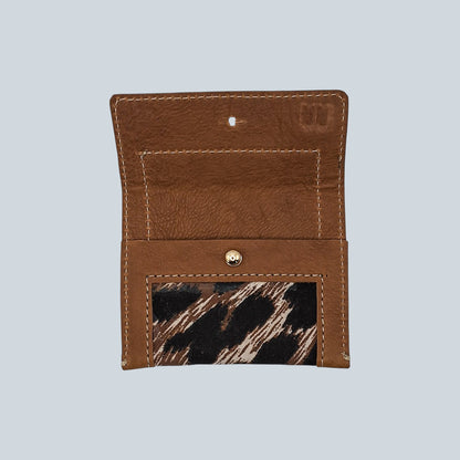 Porte cartes camel et motif léopard noir vue de l'avant ouvert
