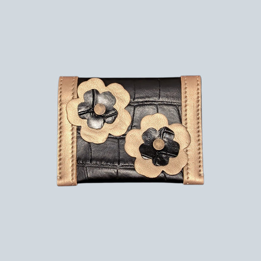 Porte carte en cuir d'agneau bicolore noir et doré avec 2 fleurs en cuir au dos.