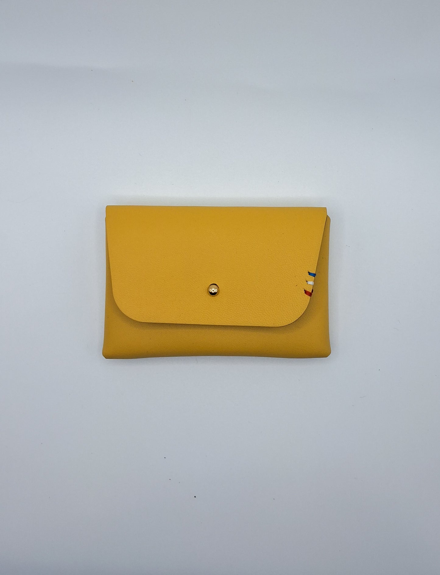le porte carte jaune est présenté à plat de face 