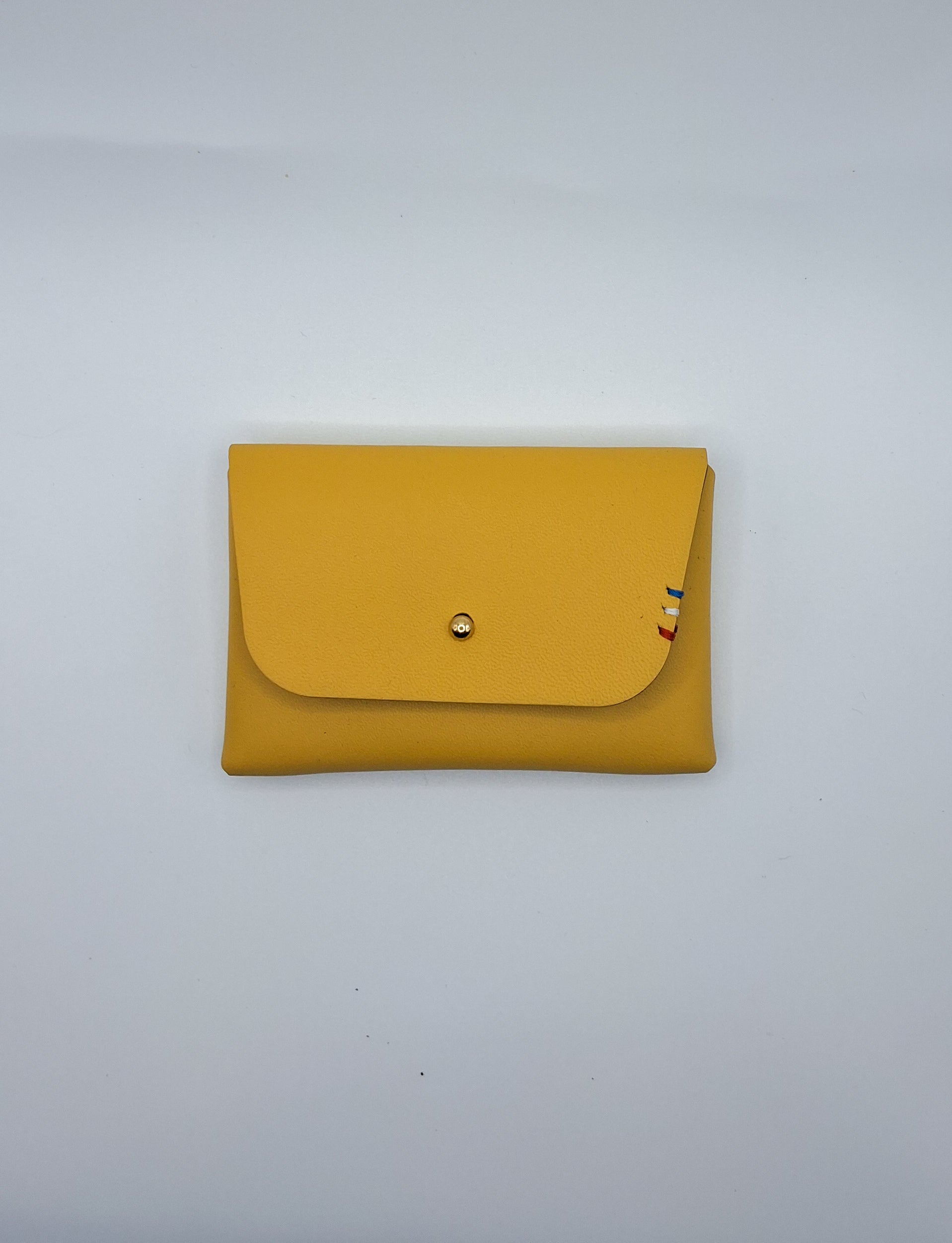 le porte carte jaune est présenté à plat de face 