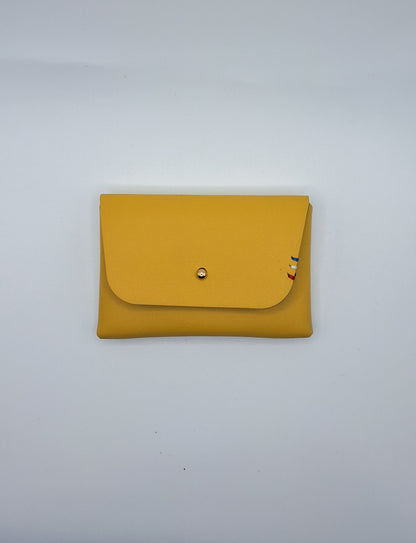 le porte carte jaune est présenté à plat de face 
