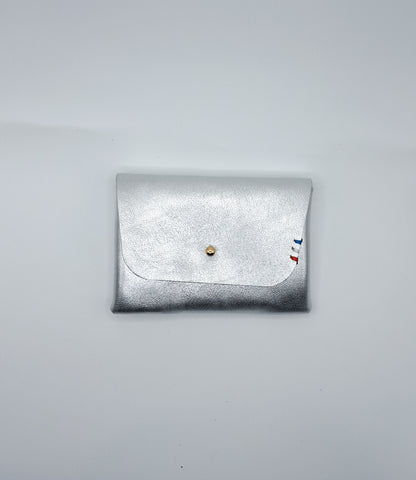 le porte carte est présenté fermé sur un fond blanc