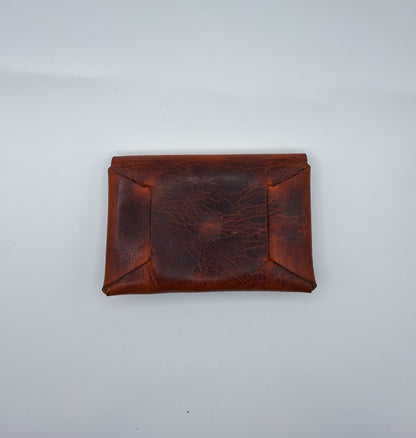 le porte carte en cuir wax marron est présenté de dos à plat sur un fond balnc