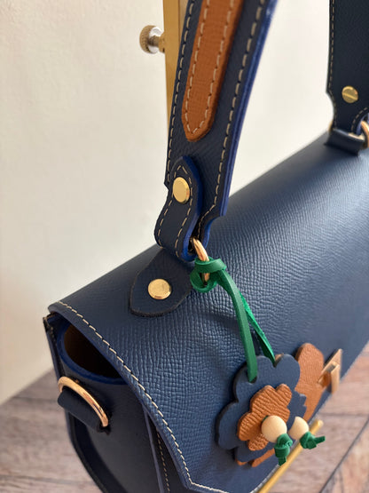 on voit ici le travail de couture réalisé sur a anse du sac Simone avec l'application d'un empiècement en cuir contrastant. 