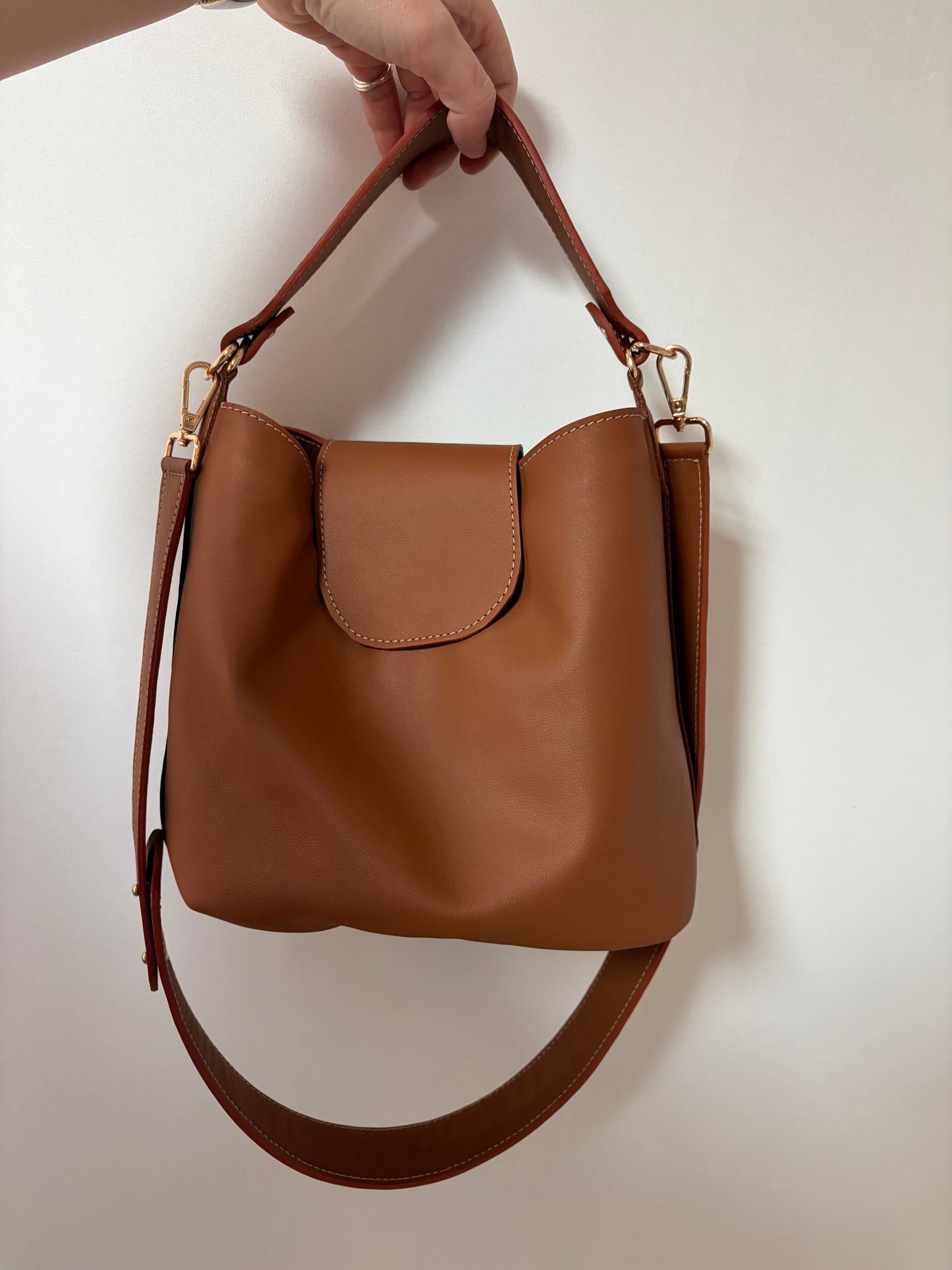 photo du sac seau Garance en cuir de veau marron sur un fond blanc