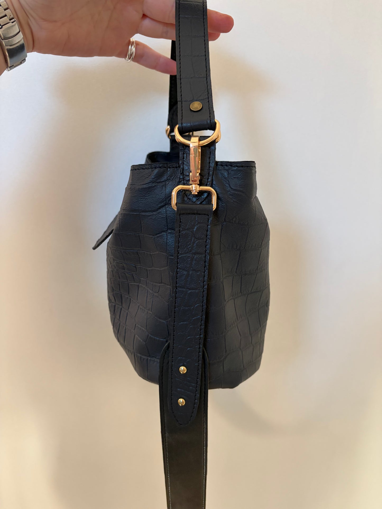 sac à main en cuir noir aspect crocodile vu de profil 