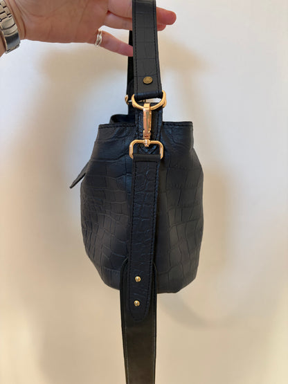 sac à main en cuir noir aspect crocodile vu de profil 