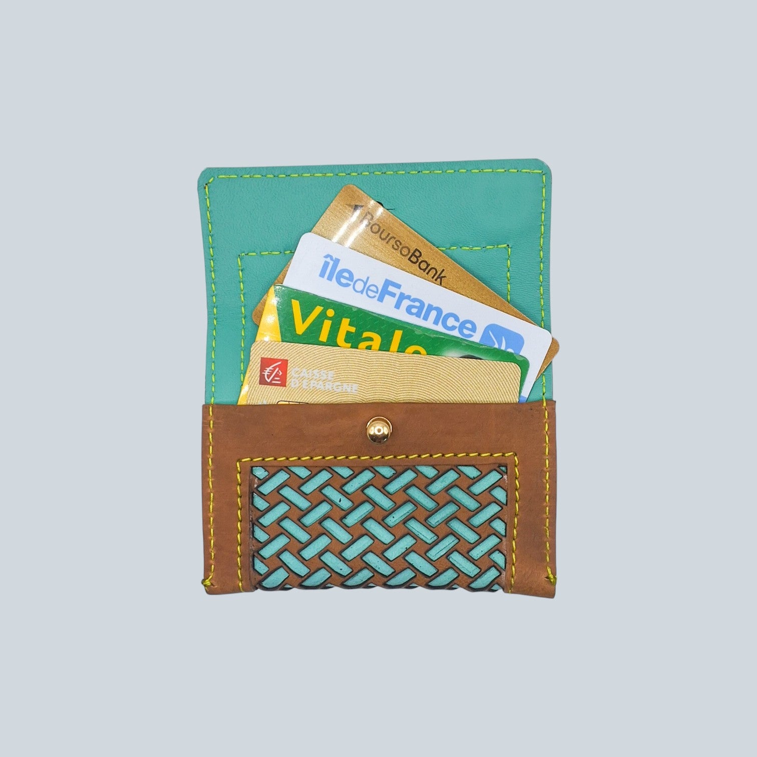Portes cartes motif tressage marron et bleu, surpiqures jaunes déplié avec 4 cartes format CB.
