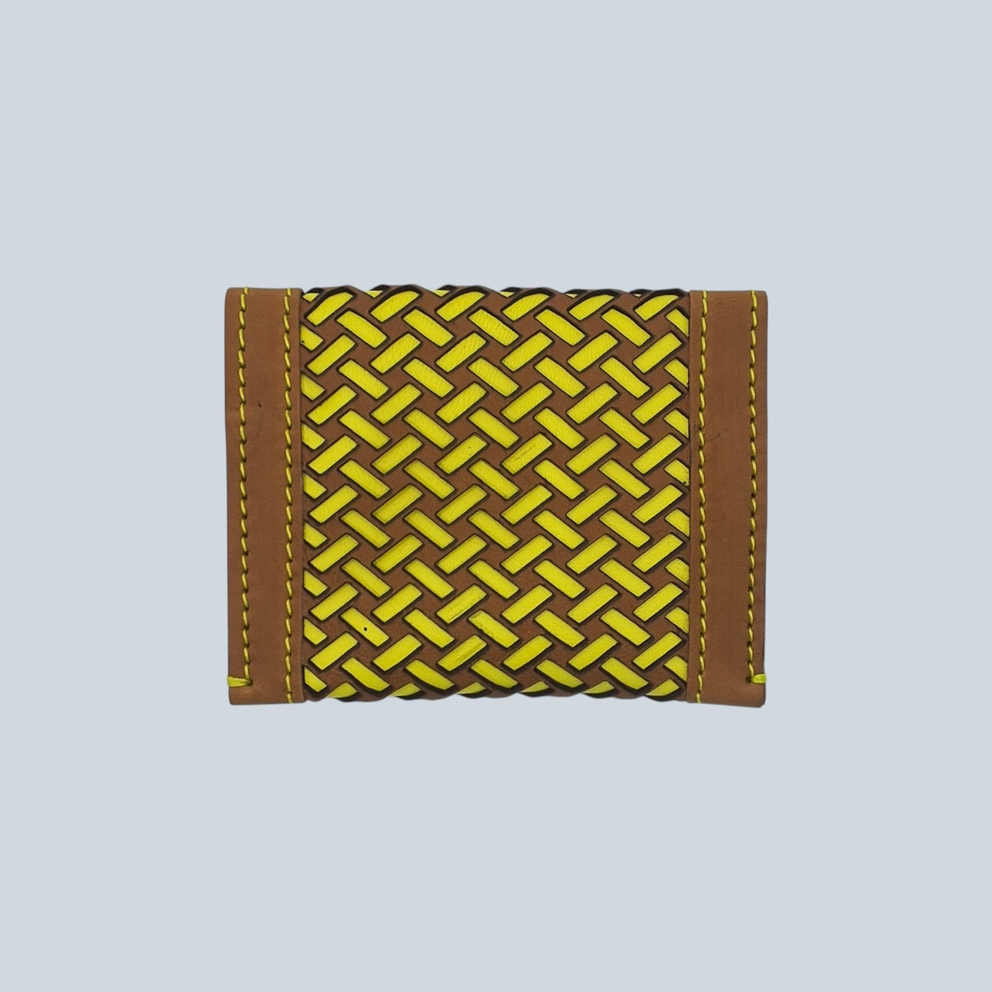 Portes cartes motif tressage marron et jaune plié vue de l'arrière.