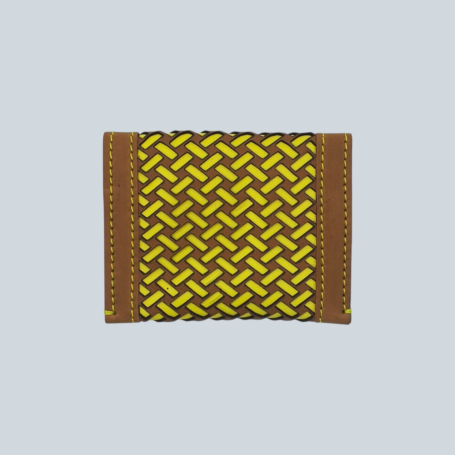 Portes cartes motif tressage marron et jaune plié vue de l'arrière.
