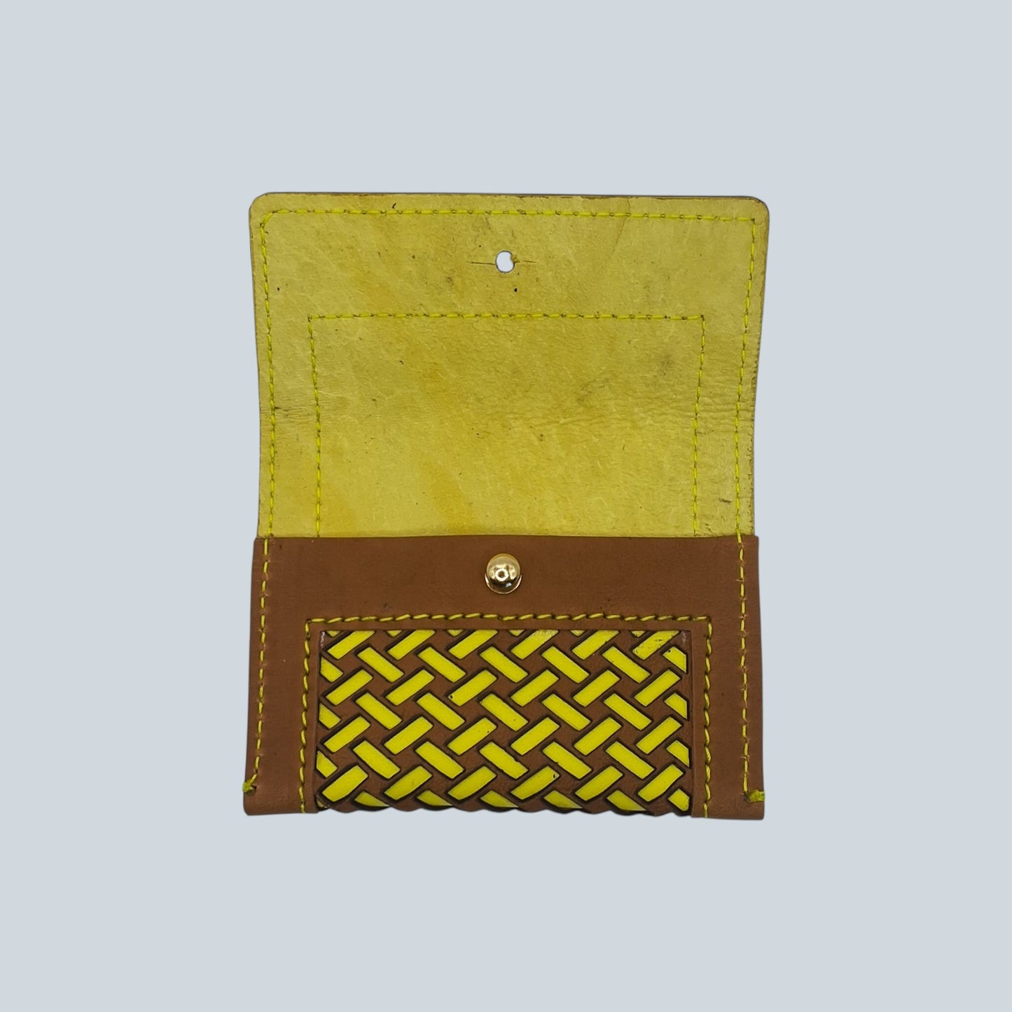 Portes cartes motif tressage marron et jaune déplié.