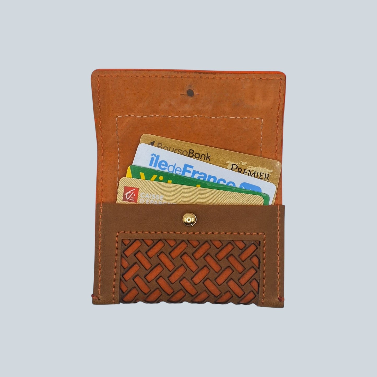 Portes cartes motif tressage marron et orange déplié avec 4 cartes format CB.