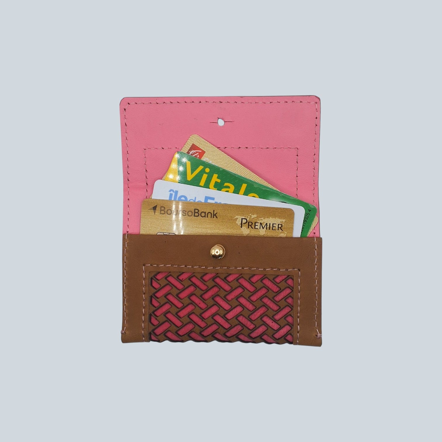 Portes cartes motif tressage marron et rose déplié avec 4 cartes format CB.