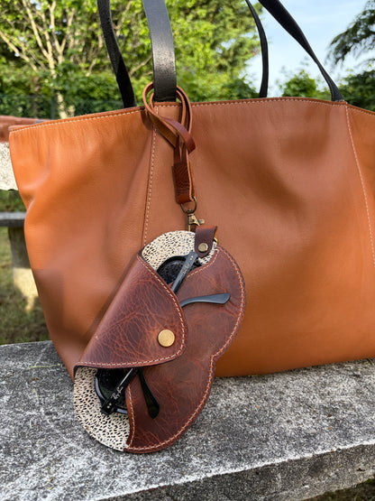 Etui à lunette en cuir wax accroché à un cabas en cuir artisanal